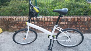 Bicicleta blanca con luces.