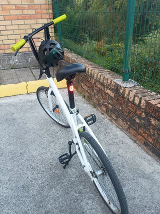 Bicicleta blanca con luces.