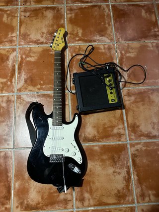 Guitarra Eléctrica Negra con Amplificador