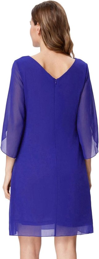 Vestido de fiesta azul con mangas acampanadas