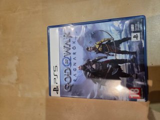 God of War 2018 ps4 y God of War Ragnafok ps5.