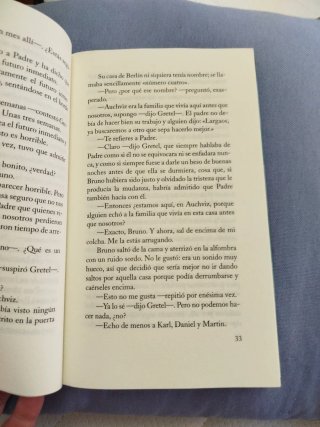 El niño con el pijama de rayas