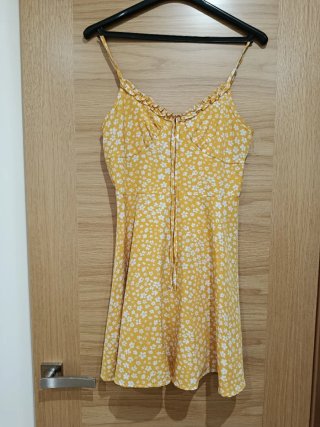 Vestido de verano amarillo floral