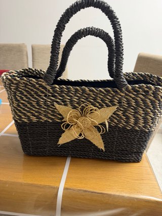 Bolso de rafia con flor