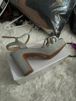 Sandalias de tacón plateadas con pedrería