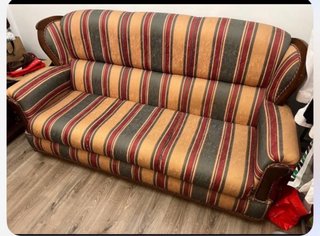 Sofá de tela con detalles de madera