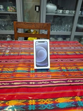 Caja iPhone 12 negro