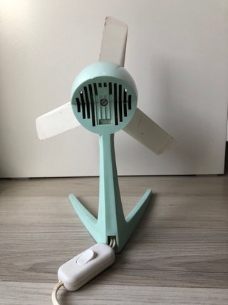 Ventilador antiguo blanco y verde azulado