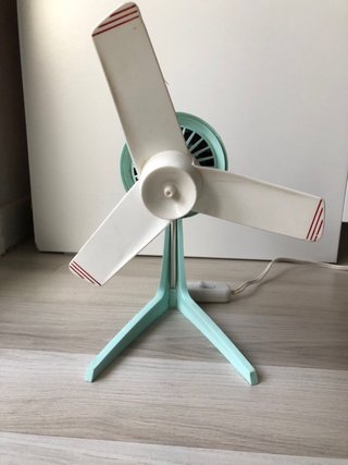 Ventilador antiguo blanco y verde azulado