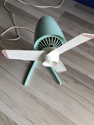 Ventilador antiguo blanco y verde azulado