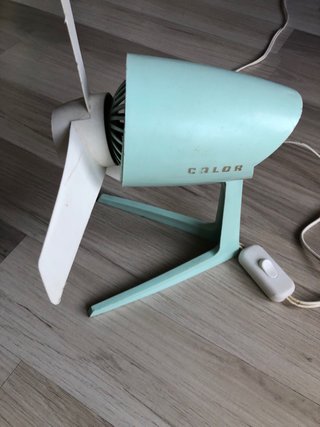 Ventilador antiguo blanco y verde azulado