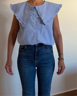 Camisa con cuello de pico azul y blanco