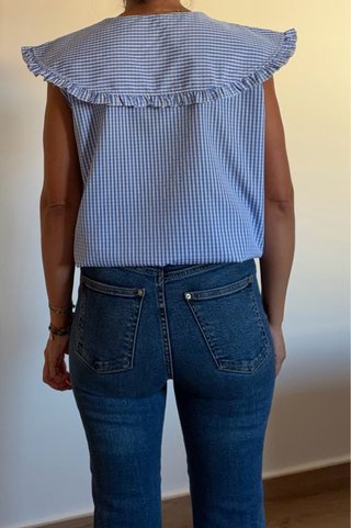 Camisa con cuello de pico azul y blanco