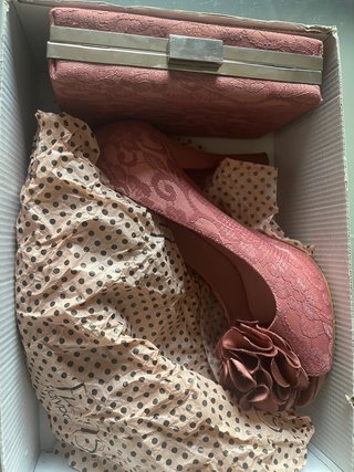 Zapatos de fiesta y cartera a juego