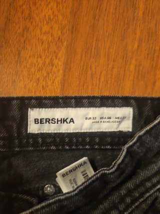 Pantalón vaquero negro con tachuelas y estrellas