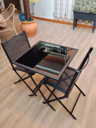 Mesa cristal y 2 sillas plegables