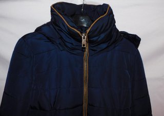 Abrigo azul acolchado con cremallera dorada