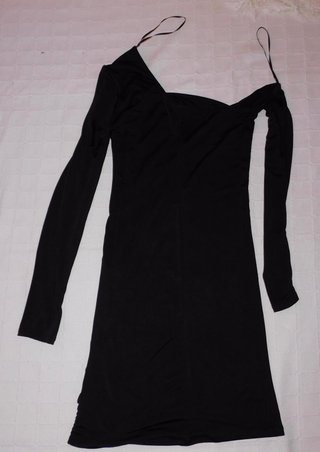 Vestido negro asimétrico con fruncido