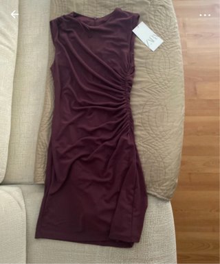 Vestido Zara burdeos fruncido corto