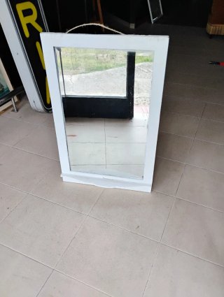 Espejo de madera antiguo con repisa