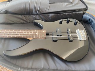 Bajo Yamaha TRBX174 y Amplificador