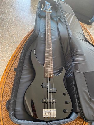 Bajo Yamaha TRBX174 y Amplificador