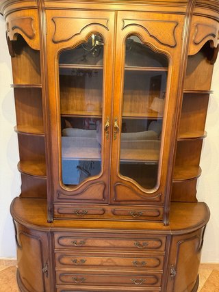 Mueble de madera con vitrina