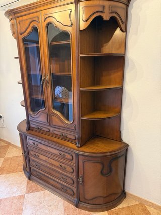 Mueble de madera con vitrina