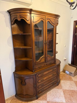 Mueble de madera con vitrina