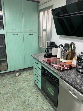 Cocina modular verde y plateada