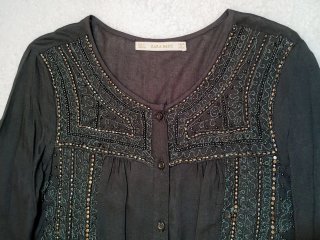 Mono negro bordado pedrería