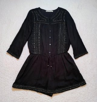 Mono negro bordado pedrería