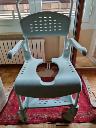 Silla de baño con ruedas