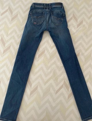 Pantalones vaqueros azules con tipo tachuelas
