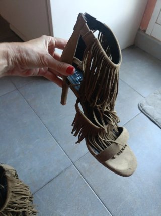 Sandalias de tacón con flecos