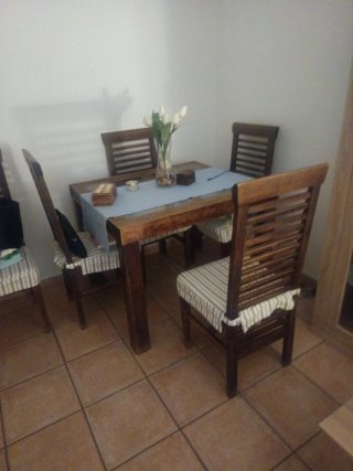 Mesa de madera maciza con 5 sillas