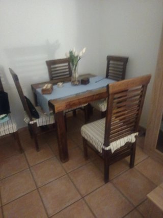 Mesa de madera maciza con 5 sillas