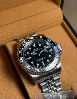 Seiko Mod GMT Bruce Wayne 40mm Plata y Negro