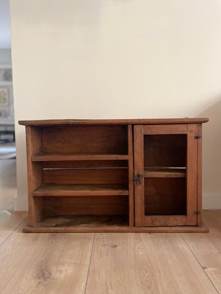 Vitrina antigua artesanal de madera