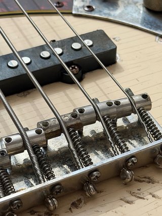 Bajo eléctrico 5 cuerdas