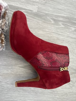 Botines rojos con cremallera y estampado