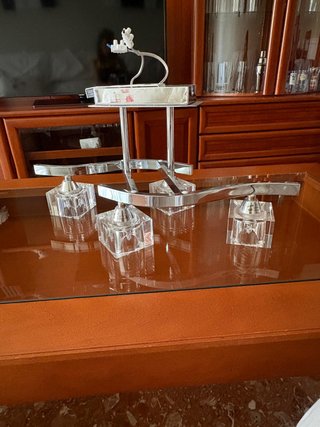 Lámpara de techo moderna y sus bombillas halógenas