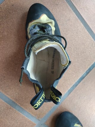 Pies de gato La Sportiva negros y amarillos