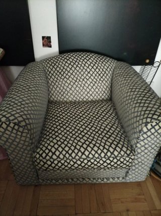 Sillón de tela con puff
