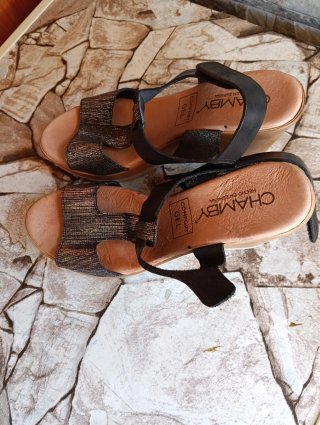 Sandalias Chamby Negro/Dorado