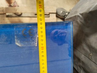 Mueble de baño con lavabo azul