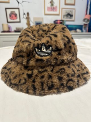 Gorro Adidas leopardo peludo