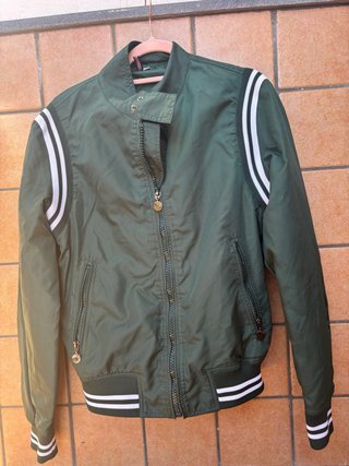 Giubbino verde con strisce bianche