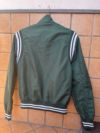 Giubbino verde con strisce bianche