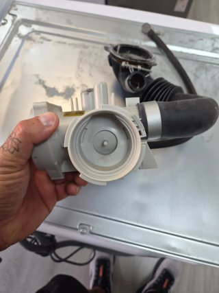 Bomba de desagüe lavadora LG F4WV3008S4W — 15 €
